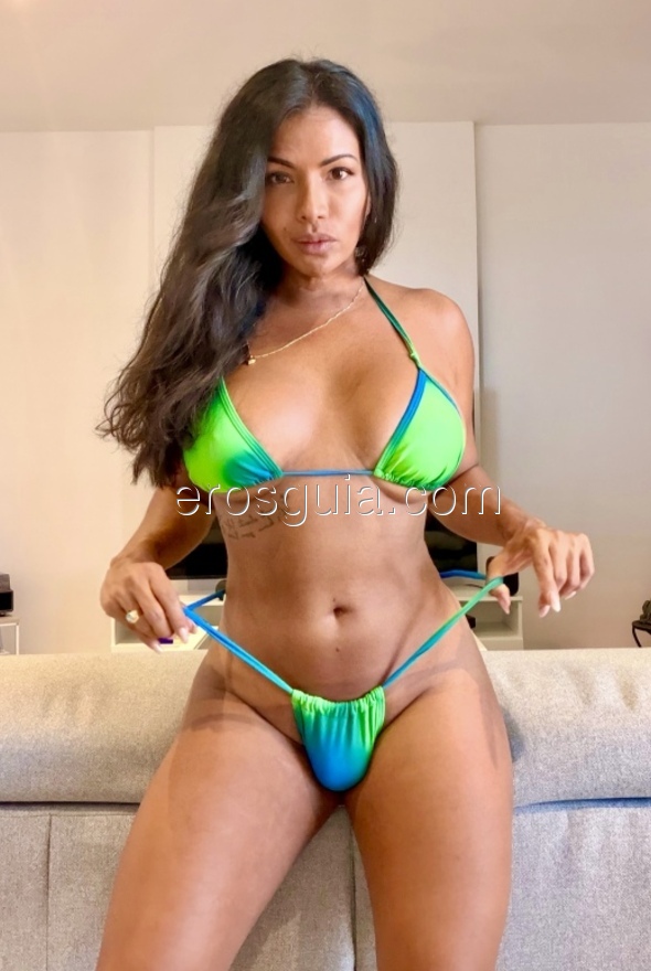 Angie Fox, Colombienne