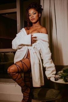 Sol Valiente, Brasileña