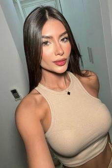 Valentina Velez , Colombiana
