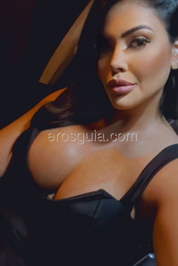 Nathalia , Brasileña