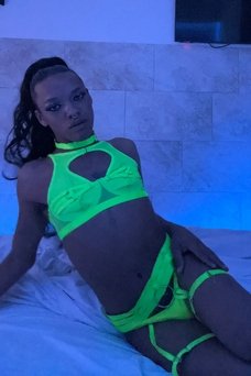 Tasha Young , escort travesti Brasileña