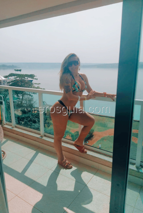 Erica Vasconcelos , Brésilienne