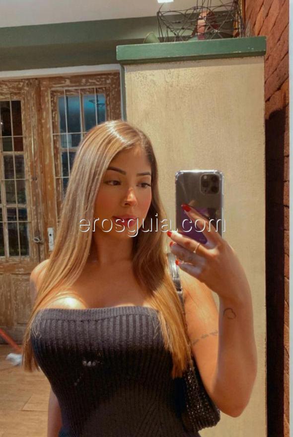 Larissa , Brésilienne