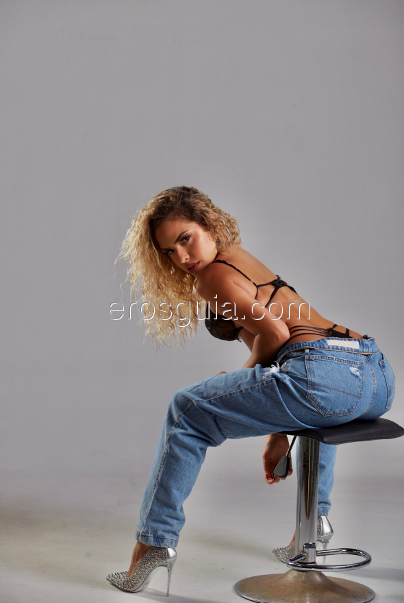Ana, Brasileña