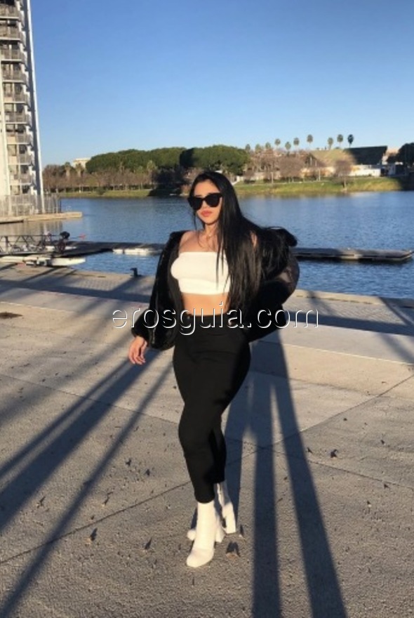 Daniela , Colombiana